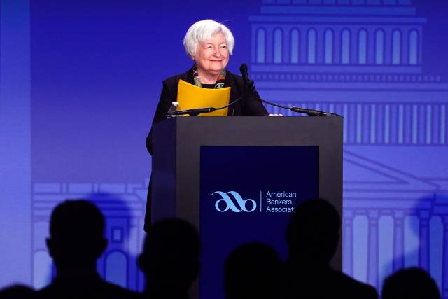 재닛 옐런 재무장관이 21일(현지 시간) 미 은행협회에 참석해 중소은행들에 대한 추가 예금보장을 약속했다. EPA연합뉴스
