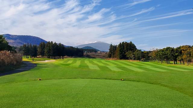 사이프러스에서는 한라산을 바라보며 티샷을 날릴 수 있다. 사진=사이프러스 제공