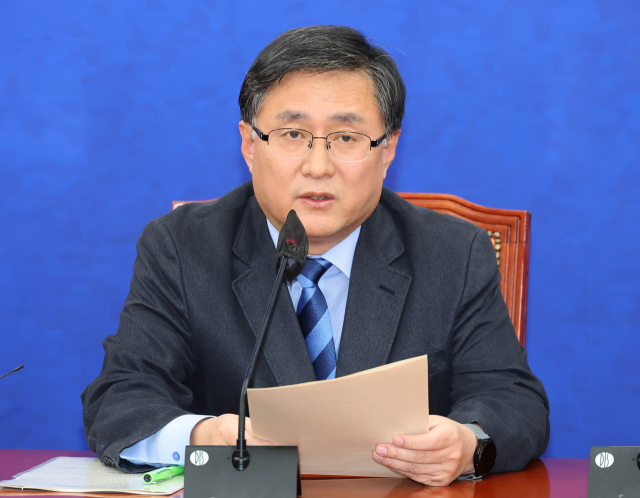 김성환 더불어민주당 정책위의장이 9일 국회에서 열린 정책조정회의에서 발언하고 있다. 연합뉴스