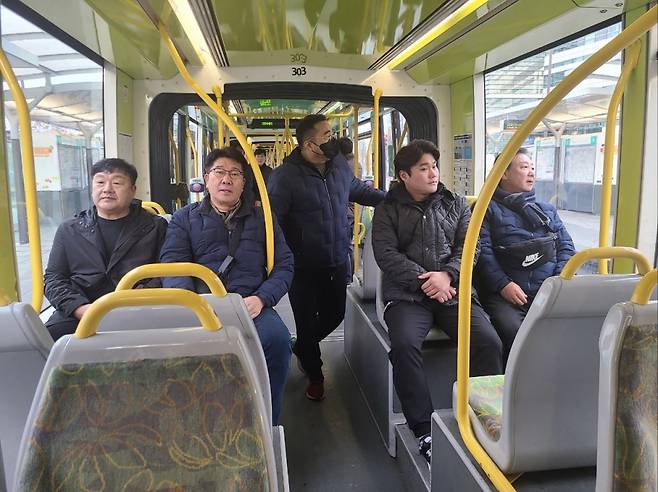 지난해 12월 진행된 대전시의회 산업건설위원회 의원 5명의 파리 트램 운용 현장 방문 모습 ⓒ대전시의회