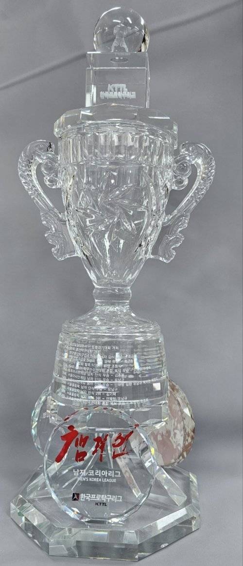 코리아리그 남자부 우승 트로피인 ‘서울컵’. 사진제공 | 한국실업탁구연맹