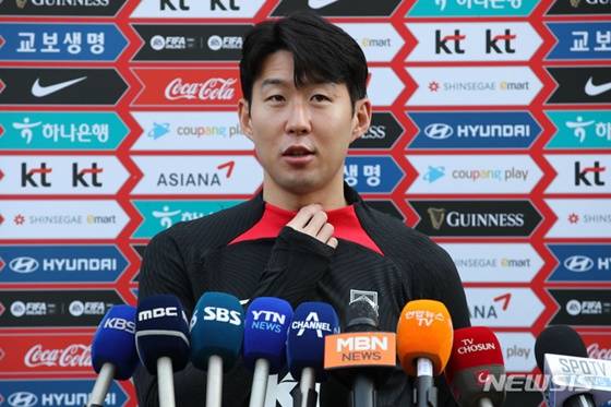 대한민국 공격수 손흥민이 21일 파주NFC에서 이뤄진 취재진 인터뷰에 대답하고 있다. /사진=뉴시스 제공