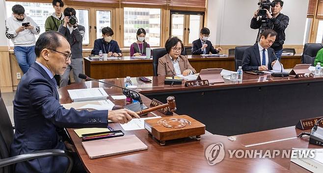 개인정보보호위원회 5차 전체회의 시작하는 고학수 위원장 (서울=연합뉴스) 황광모 기자 = 고학수 개인정보보호위원회 위원장과 위원들이 22일 오전 서울 종로구 정부서울청사에서 열린 5차 전체회의에서 의사봉을 두드리고 있다. 2023.3.22 hkmpooh@yna.co.kr