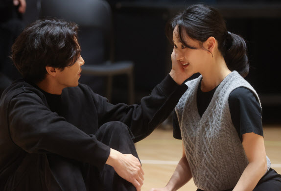 연극 ‘파우스트’의 연습실 공개에서 배우 박은석(왼쪽)과 원진아가 열연하고 있다(사진=연합뉴스).