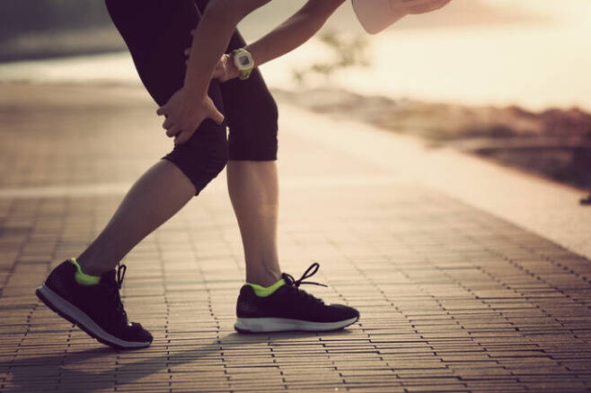앞무릎 통증을 피하려면 관절에 무리가 가는 계단 오르내리기, 빠른 속도의 운동 등은 멀리하는 것이 좋다. [사진=게티이미지뱅크]