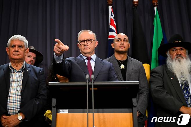23일(현지시간) 앤서니 앨버니지 호주 총리가 헌법에 원주민 대변 기구를 설치하는 내용의 개헌을 위한 국민투표 문구를 공개했다. 국민투표는 올해 말 실시될 예정이다. ⓒ 로이터=뉴스1 ⓒ News1 박재하 기자
