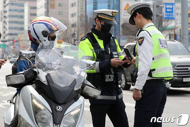 23일 오후 서울 구로디지털단지역 일대에서 경찰들이 이륜차의 난폭운전과 교통법규 위반 근절을 위한 합동단속을 하고 있다. 2023.3.23/뉴스1 ⓒ News1 송원영 기자