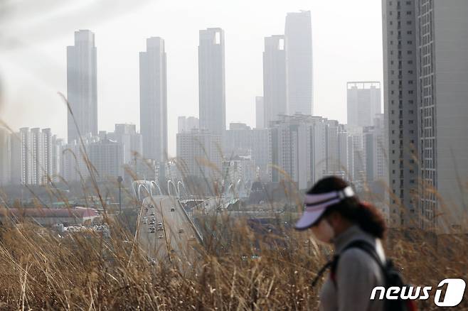 경기·인천에 올 봄 첫 황사경보가 발령된 23일 오후 인천 연수구 해넘이공원에서 바라본 인천 도심일대가 뿌옇게 보이고 있다. 기상청, 환경부 등에 따르면 이날 오후 '나쁨' 수준인 미세먼지 농도는 인천과 경기 북부에서 '매우나쁨'으로 치솟은 뒤 서울과 경기 남부, 충남으로 확대될 전망이다. 2023.3.23/뉴스1 ⓒ News1 황기선 기자