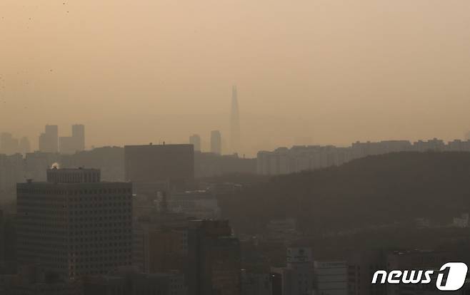 서울 중구 롯데호텔에서 바라본 도심 일대가 뿌연 모습을 보이고 있다. 2023.3.21/뉴스1 ⓒ News1 송원영 기자