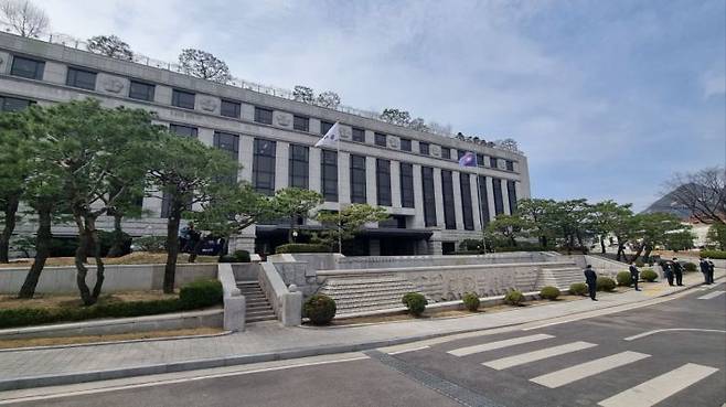 23일 오후 '검수완박(검찰 수사권 완전박탈)'법과 관련된 권한쟁의심판 청구 사건 선고를 앞둔 서울 종로구 재동 헌법재판소 전경. [사진=최석진 기자]