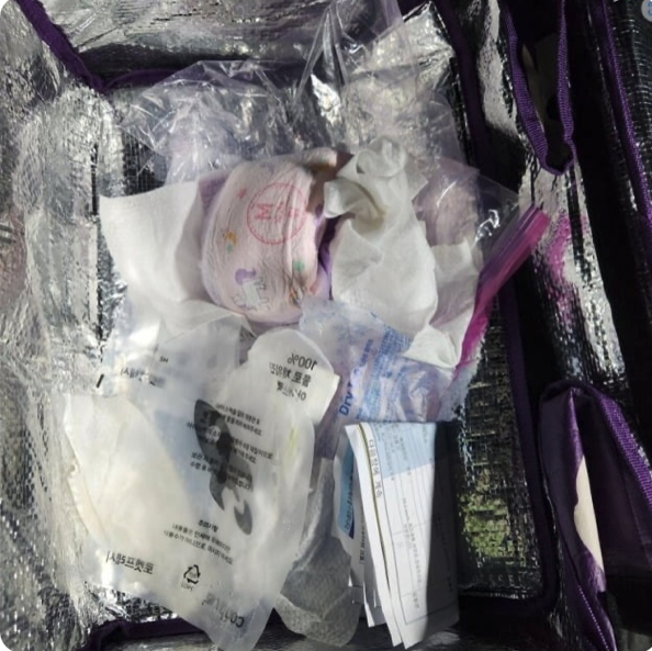 A 씨가 올린 사진 속 프레시백에는 사용한 기저귀, 물티슈, 종이 등 각종 쓰레기가 담겨 있었다. [사진출처=온라인 커뮤니티]