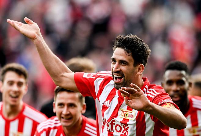 지난 19일 프랑크푸르트전에서 골을 넣고 기뻐하는 라니 케디라. / EPA 연합뉴스