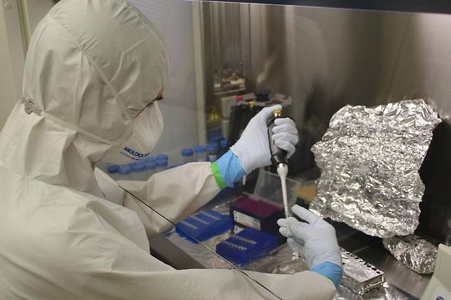 독일 튀빙겐대 연구원이 베토벤의 머리카락에서 DNA를 추출해 분석하는 실험을 하고 있다./독일 튀빙겐대