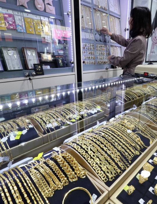 미국 실리콘밸리은행(SVB) 파산 여파와 미국 연방준비제도(Fed·연준)의 기준금리 인상 등에 따라 안전자산 선호 현상이 뚜렷해지지며 국제 금값이 급등하고 있다. 23일 대전 동구의 한 귀금속 매장에서 업주가 물건을 정리하고 있다. 최은성 기자