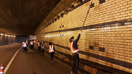 서구 직원들이 지하차도 벽면을 세척하고 있다. 사진=서구 제공