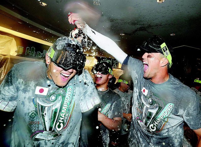 오타니 쇼헤이(왼쪽)가 22일 일본 대표팀의 월드베이스볼클래식(WBC) 우승 축하 파티에서 팀 동료 라스 노트바르와 승리를 자축하고 있다. 마이애미=AP 뉴시스