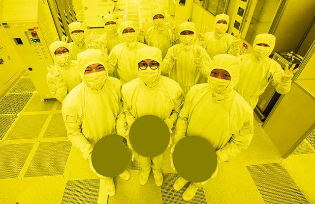 3나노 파운드리 양산에 참여한 삼성전자 파운드리사업부, 반도체연구소, 글로벌 제조&인프라 총괄 주역들이 기념촬영하는 모습. 삼성전자 제공