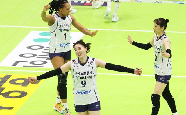 도로공사 캣벨(왼쪽부터)과 박정아 문정원이 23일 경기 수원체육관에서 열린 2022~23 V리그 여자부 플레이오프 1차전 현대건설과 경기에서 승리한 뒤 기뻐하고 있다. 수원=연합뉴스