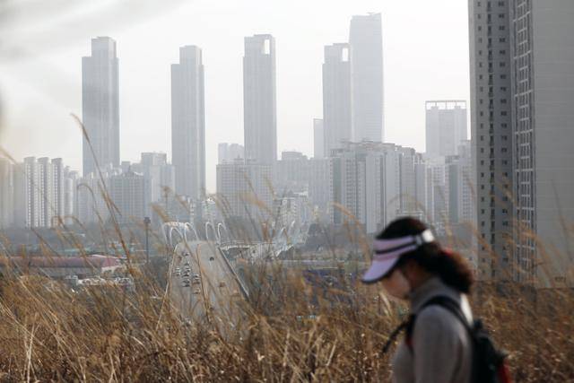 경기·인천에 올 봄 첫 황사경보가 발령된 23일 오후 인천 연수구 도심일대가 뿌옇게 보이고 있다. 뉴스1