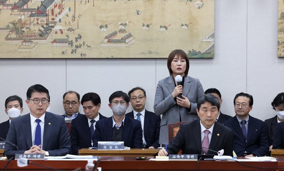 국회 교육위원회가 9일 오후 국회에서 정순신 변호사의 자녀 학교 폭력 문제와 관련해 교육부와 서울대학교, 민족사관고등학교 등을 대상으로 긴급현안질의를 진행하고 있다. 천명선 서울대 입학본부장이 질의에 답변하고 있다. 장진영 기자