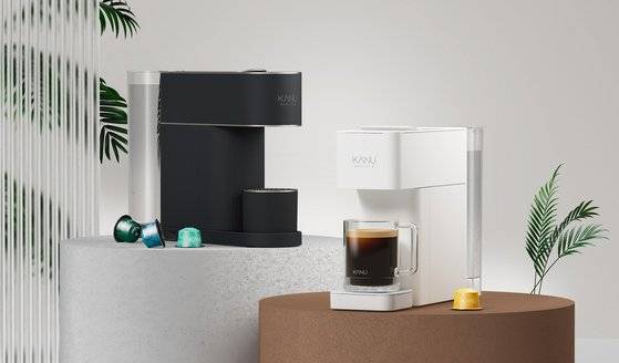 동서식품이 선보인 새로운 캡슐 커피 머신, '카누 바리스타 어반'. 인테리어 오브제로 손색 없는 디자인이 눈에 띈다. 컬러는 블랙과 화이트 두가지이며, 보다 간결하고 가성비 좋은 '카누 바리스타 브리즈' 라인도 출시되었다. 사진 동서식품