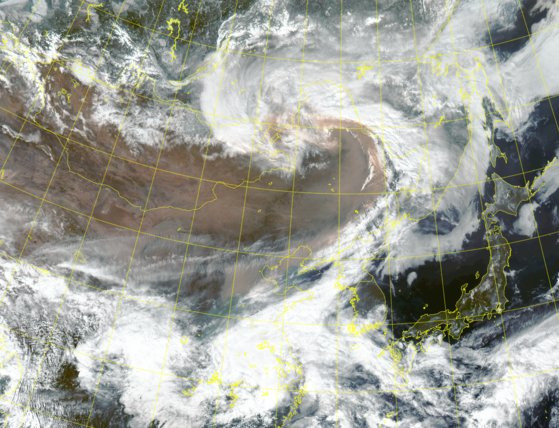 천리안 2A호 위성이 포착한 황사의 모습. 만주 지역 등 한반도 북쪽에 걸쳐 황사가 넓게 퍼져 있다. 기상청