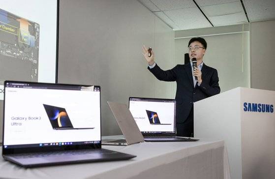 삼성전자 MX사업부 뉴컴퓨팅 하드웨어 개발2그룹장 심황윤 상무가 23일 서울 중구 삼성전자 기자실에서 노트북 '갤럭시 북3 울트라' 미디어 브리핑을 하고 있다. 사진 삼성전자