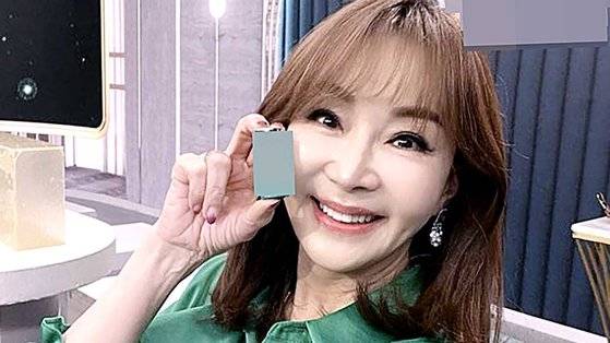 지난달 4일 쇼호스트 유난희 씨가 화장품 판매방송을 하던 도중 화장품의 효능과 고인이 된 개그우먼 A씨를 연결지으면서 ″A씨가 이걸 알았으면 좋았을 텐데″라고 발언을 해 논란이 됐다. 사진 인스타그램 캡처