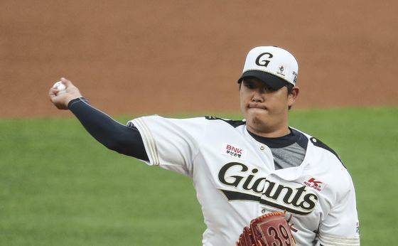 23일 구단에서 방출된 롯데자이언츠 투수 서준원. 연합뉴스