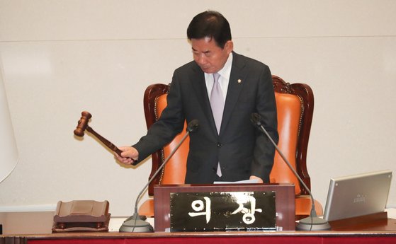 김진표 국회의장이 23일 서울 여의도 국회에서 열린 본회의에서 의사봉을 두드리고 있다. 뉴스1