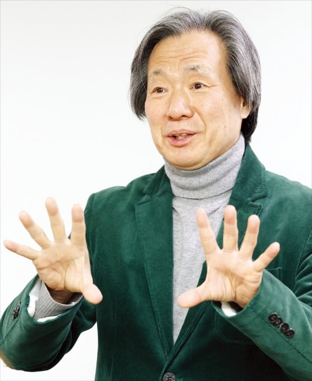 정기석 국가 감염병 위기대응 자문위원회 위원장이 최근 정부서울청사에서 한국경제신문과 인터뷰했다. 정 위원장은 “코로나19 대응 경험을 매뉴얼로 남기기 위해 백서를 만들고 있다”고 말했다.  /최혁 기자