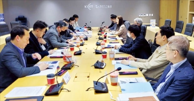 경상남도는 지난 21일 진주혁신도시에 있는 한국세라믹기술원에서 소재부품 관련 신사업 발굴을 위한 보고회를 열었다. /경상남도 제공