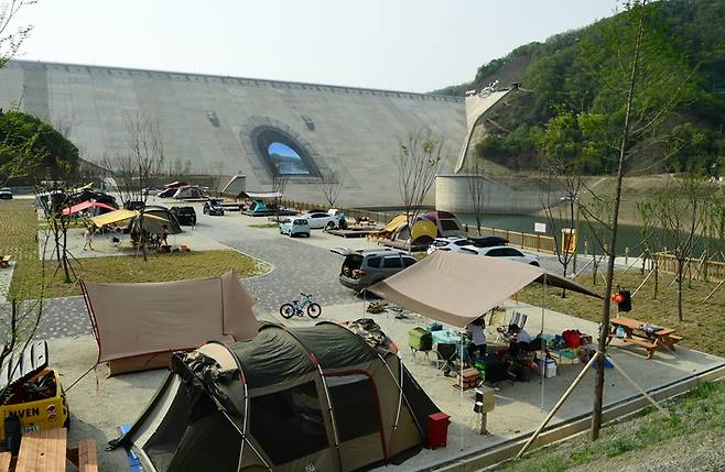 오는 4월 중순부터 운영을 시작할 예정인 ‘평화의 댐 오토 캠핑장’ 전경. 화천군 제공