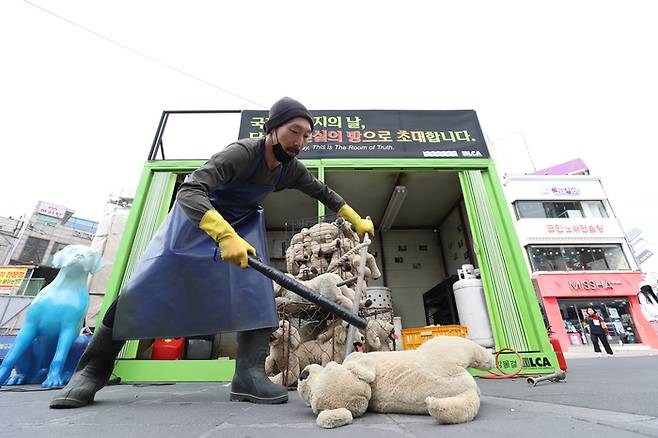 동물해방물결 활동가가 23일 오후 서울 신촌에서 전기 쇠꼬챙이를 이용한 개 도살 모습을 재현하고 있다. 동물해방물결 제공.