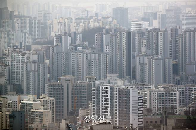 지난 22일 서울 남산에서 바라본 서울 시내 아파트의 모습이 뿌옇게 보이고 있다. 권도현 기자