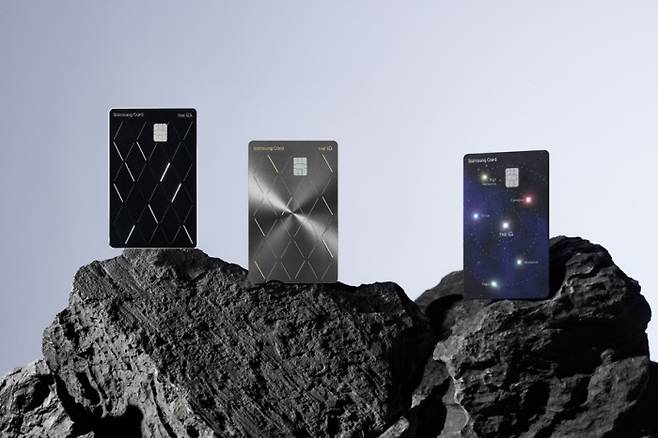THE iD. TITANIUM 카드는 조건 충족 시 호텔, 골프, 패션,상품권 중 두 가지를 선택할 수 있다.
