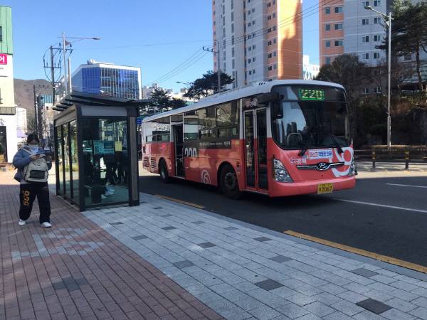 풍유동~장유~하단을 오가는 220번 김해 시내버스가 서부문화센터 정류장에 승객을 태우기 위해 정차해 있다. 김해시 제공