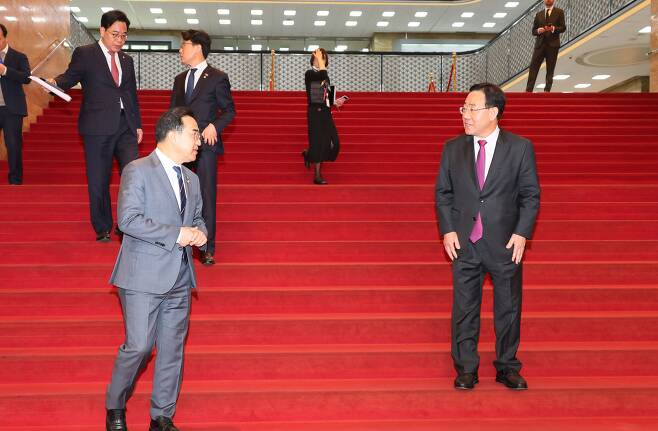 주호영 국민의힘 원내대표와 박홍근 더불어민주당 원내대표가 23일 오전 국회의장실에서 김진표 국회의장과 비공개 회동을 마친 뒤 나오며 잠시 대화하고 있다.&nbsp; &nbsp;연합뉴스