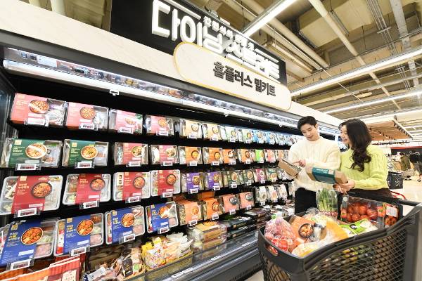 기사와 직접적인 관련 없는 사진입니다. 홈플러스 메가푸드마켓 북수원점에서 소비자들이 다양한 밀키트를 살펴보고 있다. 홈플러스 제공