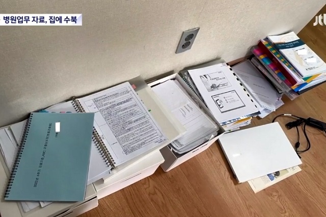 '뇌출혈 사망' 서울아산병원 간호사의 집에 잔뜩 쌓여있던 서류들과 노트북. JTBC 보도화면 캡처