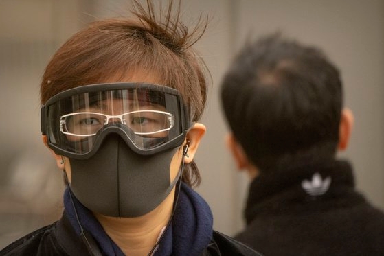 베이징에 최악의 황사가 덮친 22일 한 시민이 고글과 마스크를 쓰고 있다. AP 연합뉴스