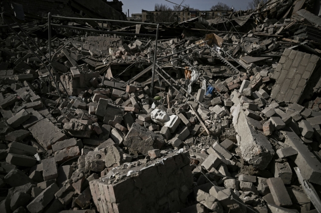 러시아군의 22일(현지시간) 공습으로 파괴된 우크라이나 동부 바흐무트 서쪽 차시브야르의 한 학교. AFP연합뉴스