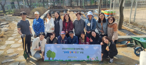 걸포초등학교 학부모들이 재능기부로 교내에 생태체험학습장을 조성하고 기념촬영을 하고 있다. 걸포초등학교 제공