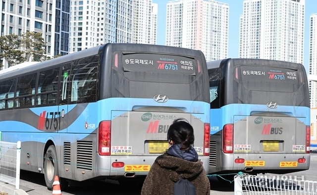 인천시가 광역급행버스(M버스)를 노선입찰제로 운영하는 등 내년 하반기부터 광역버스 준공영제를 운영할 계획이다. 사진은 서울 강남구와 여의도를 운행하는 연수구 송도동 광역급행버스 차고지. 장용준기자