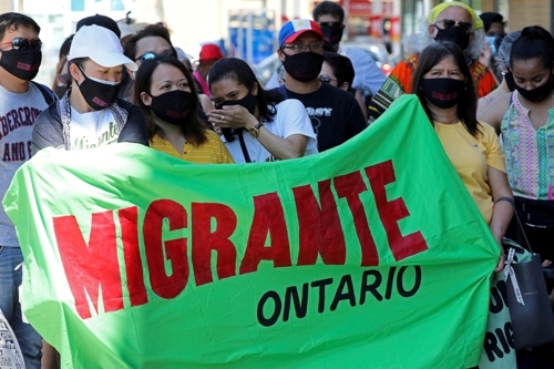 캐나다 토론토 이민부 앞에서 시위하는 이민자들 [사진 = 로이터 연합뉴스]