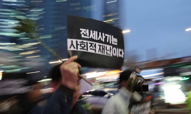 지난 8일 서울역 앞에서 출발한 인천 미추홀구 전세사기 피해자를 위한 추모행진이 용산구 대통령실 방향을 향하고 있다. [연합]
