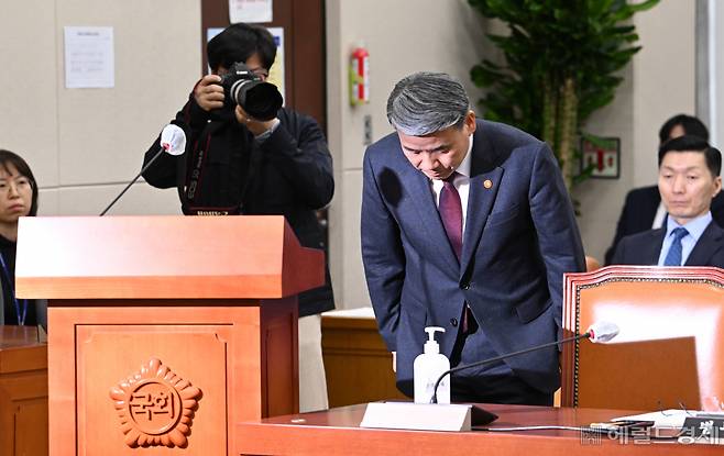 이종섭 국방부장관이 23일 서울 영등포구 여의도 국회의사당에서 열린 국방위원회 전체회의에 참석해 인사하고 있다. 임세준 기자