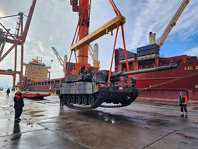 [서울=뉴시스] 폴란드 그드니아 항구에 도착한 K2 전차 모습. (사진=현대로템 제공) 2023.03.23. photo@newsis.com *재판매 및 DB 금지