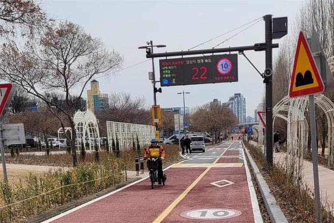 [서울=뉴시스]광나루 자전거도로 스마트시스템.(사진=서울시 제공) *재판매 및 DB 금지