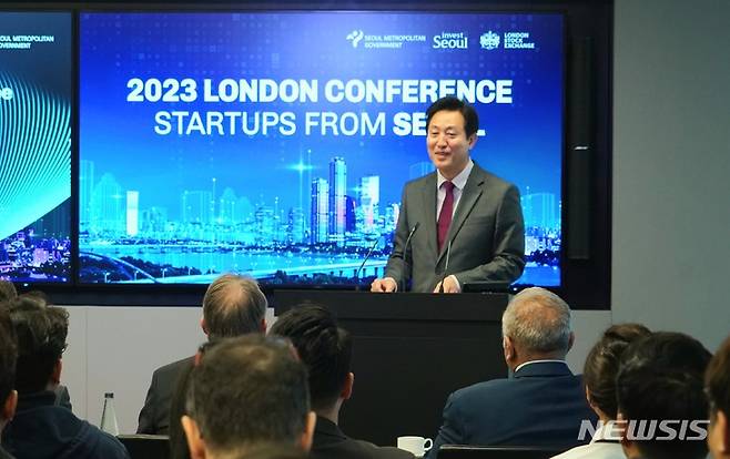 [런던=뉴시스]오세훈 시장이 14일(화) 10시 50분(현지시간) 서울시와 런던증권거래소가 공동으로 개최한 '2023 LONDON Conference:Startups from Seoul'에서 '디지털 금융중심지, 서울'을 주제로 기조연설하고 있다. (사진=서울시 제공). 2023.03.15. photo@newsis.com